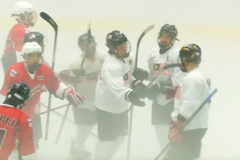 Malajsijský hokejový tým se připravuje na zápas. Pohyby okoukal z filmu Kokosy na sněhu