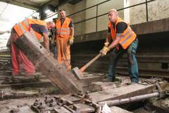 Oprava kolejnic metra mezi stanicemi Pražského povstání a Florenc