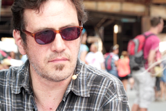 Předstíral jsem, že jsem mrtvý, abych mohl žít, říká grafik, který přežil útok na pařížský Bataclan