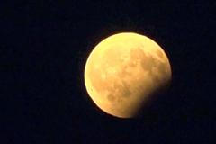 Země zakryla Měsíc. Podívejte se na částečné zatmění pohledem z Pardubic