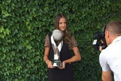 Karolína Plíšková s trofejí pro světovou jedničku