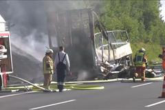 Autobus narazil zezadu do kamionu na německé dálnici A9 nedaleko českých hranic. A začal hořet