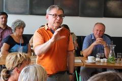 Vaši pracovníci jsou pomalí a ničemu nepomáhají, obořil se na Zaorálka diskutér