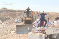 Kyrgyzští vesničané nakoupili všechen alkohol a vyházeli ho na skládku