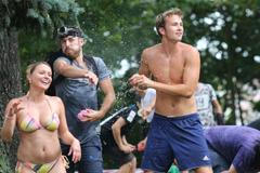 Balonková bitva na Letné se nekonala jen pro zábavu. Účelem byla záchrana památky