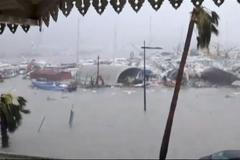 Zkáza na ostrově Barbuda. Hurikán Irma zaplavil ulice a ničil domy