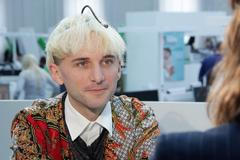 Anténa je nový orgán, nejde sundat na spaní. Lidé by měli předělávat sebe, ne planetu, říká kyborg