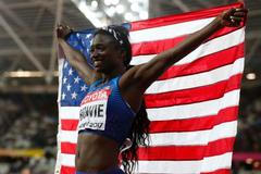 Američanka Tori Bowieová slaví zlatou medaili ze sprintu na 100 metrů na MS v Londýně