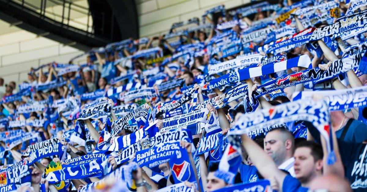 Fanoušci Baníku hrozili chlapci kvůli šále zbitím. Staršímu hrozí až 10 let