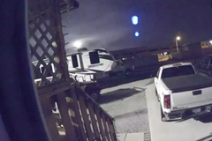 Podívej, padá hvězda, a pořádná. Kamera nahrála vzplanutí a pád meteoru