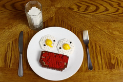 Je libo toust, vejce a sklenice mléka k snídani? Ale pozor jsou z Lega