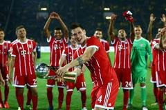 Fotbalisté Bayernu Mnichov slaví zisk německého superpoháru