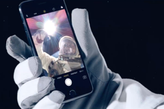 Dwayne Johnson spojil síly se společností Apple. V nové reklamě si díky Siri plní životní cíle