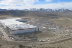 Tesla Motors postavila novou gigatovárnu. Je to největší výrobna baterií na světě