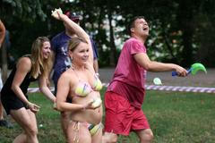 Balónková vodní bitva na Letné