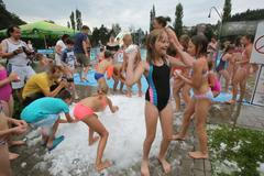 Na náchodské koupaliště dovezli sníh. A strhla se letní koulovačka