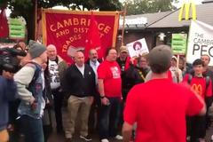 Chceme 10 liber! V McDonald's v Británii poprvé stávkovali