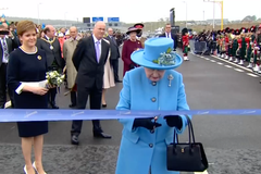 Britská královna Alžběta slavnostně otevřela most ve Skotsku