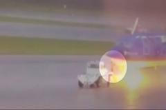 Blesk zasáhl muže, když pracoval pod letadlem. Přežil. Neštěstí natočily kamery