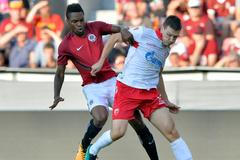 Georges Mandjeck (Sparta) a Nemanja Milič (Crvená Zvezda Bělehrad)