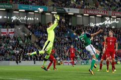 Severní Irsko-Česko: Jonny Evans dává gól na 1:0