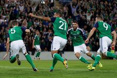 Severní Irsko-Česko: Jonny Evans slaví gól na 1:0