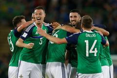 Severní Irsko-Česko: Chris Brunt slaví gól na 2:0