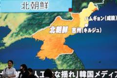 KLDR vodíková bomba People walk past a street monitor showing a news report about North Korea's nuclear test in Tokyo, Japan, September 3