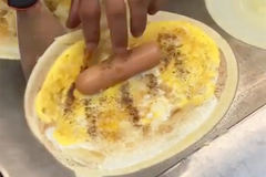 Zajímá vás jak se snídá v Jakartě? Na ulici si můžete dát slanou palačinku