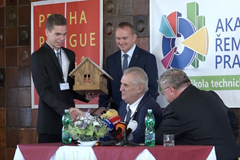 Jménem ptáků v parku vám děkuji. Zeman dostal první školní den od studentů ptačí budku