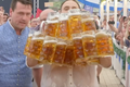 Němec z Bavorska překonal sám sebe. Unesl 29 tupláků piva