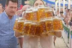 Němec z Bavorska překonal sám sebe. Unesl 29 tupláků piva
