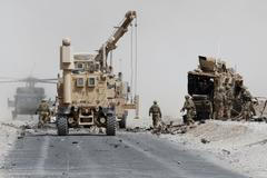 Útok na konvoj NATO poblíž letiště ve městě Kandahár na jihu Afghánistánu.