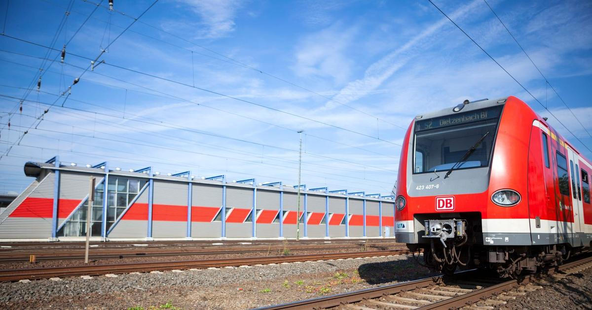 Pracovník německých drah vypadl po potyčce s cestujícím z vlaku. Při rychlosti 120 km/h