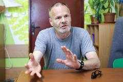 Vězení Jiřice - vězeň Jan Sokol po rekvalifikaci na včelaře