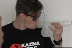 Kazmo, teď nic neříkejte! Beze slov o dětství a transvestitovi
