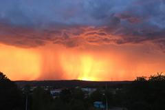 Ohnivé nebe nad Prahou se během chvíle změnilo v průtrž mračen