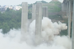 Němci odpalovali mostní pilíře dvakrát. Selhaly rozbušky