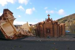 Silný nápor větru nevydržel pravoslavný kostel v Mostě