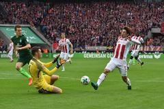 Jiří Pavlenka zasahuje proti Yuya Osakovi z Kolína