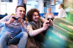 Hraní videoher v práci