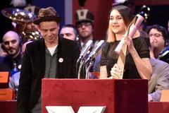 Apolena Rychlíková přebírá cenu na Ji.hlavě za Hranice práce