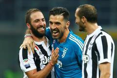 Gonzalo Higuaín, Gianluigi Buffon a Giorgio Chiellini slaví výhru na AC
