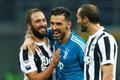 Gonzalo Higuaín, Gianluigi Buffon a Giorgio Chiellini slaví výhru na AC