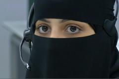 Operátorky v nikábu. Saúdové poprvé pustili k tísňovým linkám ženy