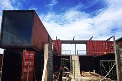 Joshua District: Česká ulice na Bali. Domy jsou z lodních kontejnerů a staví je Češi