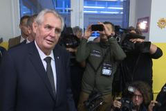 Já myslel, že budu ve frontě. Miloš Zeman volil ve škole na Stodůlkách