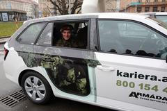 Dvanáct nových Fabií pro nábor do armády