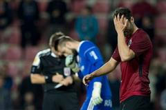 Sparťan Néstor Albiach po neproměněné penaltě v rozstřelu s Baníkem