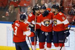 Radim Vrbata (uprostřed) slaví jeden ze svých tří gólů do sítě Anaheimu